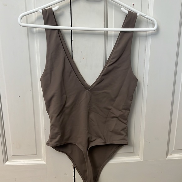 Aritzia Babaton Contour V-neck Bodysuit - Picture 2 of 2
